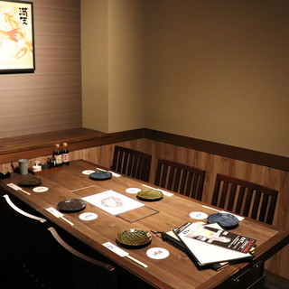 There are private rooms where you can relax and a counter with a lively atmosphere.