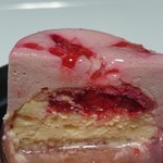 ドゥブルベ・ボレロ - ムースの中には木苺とそのコンフィチュール、洋酒が香るクレームムースリーヌ