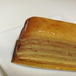 ドゥブルベ・ボレロ - ジュワッと白ワインシロップが染み込むバウム生地と、チーズカスタードが重なるゴージャスな層