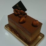 ドゥブルベ・ボレロ - どっしり濃密なキャラメル風味のミルクチョコムースに、甘くとろけるラ・フランス