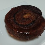 ドゥブルベ・ボレロ - 側面はカリカリのキャラメリゼ、中央はザラリとした粗糖、クイニーアマン270円