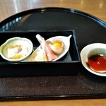 音音 新宿センタービル店 - [料理] 前菜:湯葉琥珀ジュレ掛け & 青パパイヤ キンピラ･エシャレット 生ハム巻き･デザート鬼灯 ①