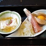 音音 新宿センタービル店 - [料理] 前菜:湯葉琥珀ジュレ掛け & 青パパイヤ キンピラ･エシャレット 生ハム巻き･デザート鬼灯 ②