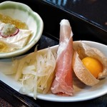 音音 新宿センタービル店 - [料理] 前菜:湯葉琥珀ジュレ掛け & 青パパイヤ キンピラ･エシャレット 生ハム巻き･デザート鬼灯 ③