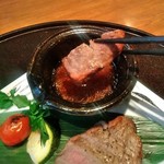 音音 - [料理] ヒレステーキをソースにつけて…頂く!!ｗ