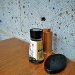 音音 - [内観] 店内 テーブル席 ⑥ (卓上調味料類)