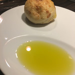 まずはチーズのフォカッチャです、香り豊かでモチモチ最高〜〜