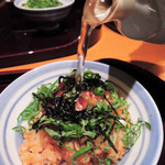 まるや本店 - 3杯目は薬味をかけた上から、さらに鰹出汁をかけてっと・・・
      香ばしい鰻のお味と鰹出汁がよく合って、これまた美味しい～♪
      薬味もいい仕事してます。