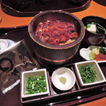 まるや本店 名駅店 - ボキらが注文したのは、ミニひつまぶし・吸物付2035円(税込)。
                                お手頃価格でひつまぶしが食べられるのは嬉しいね～
                                ※2015年5月現在の価格です
                                