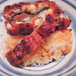 まるや本店 - 一杯目は何もかけずにそのまま食べるんだよ。
      こ、これは美味しい～！！
      鰻の表面がカリッと焼けていて、皮がぱりぱり、
      ボキが今まで食べた鰻の中で1、2位を争うくらいの美味しさです。