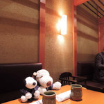 まるや本店 - ふぅ～、1時間近く並んで、やっとお店に入れたよーー
      人気店とは聞いてたけど、こんなにすごいとは思わなかったねぇ。
      
      ちびつぬ「うなぎ、うなぎ・・・♪」