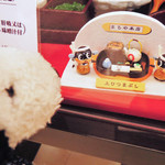 まるや本店 - 帰りがけにちびつぬが、店頭にあるウィンドウの
      メニュー見本の中にこんなミニチュアを発見。
      
      ちびつぬ「うなぎさんがかわいい・・・」