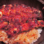 まるや本店 名駅店 - ミニサイズだけど、うなぎはしっかりのってるよ。
                                ごはん部分は少し上げ底になってます。
                                