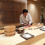 鮨 つきうだ - ご主人の食材に向かう姿勢は真剣そのもの