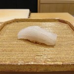 鮨 鈴木 - 白イカ 表裏に綺麗な隠し包丁