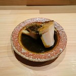 鮨 つきうだ - 蒸し鮑(肝醤油)