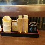 Shinjuku Unatetsu Ebisuten - 卓上の調味料たち