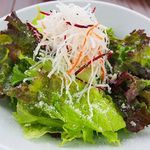 Green salad with shallot dressing