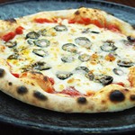 凤尾鱼、黑橄榄、番茄酱的PIZZA