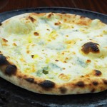 4 kinds of cheese PIZZA, served with honey