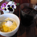 マンゴームースとアイスコーヒー