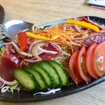 まぐろ丼　加一 - 加一まぐろのサラダ