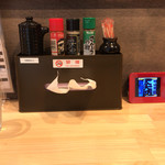 上州山賊麺 大大坊 - カウンターの上の液晶画面も、移転前と同じく。
