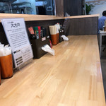 上州山賊麺 大大坊 - キレイなカウンター。
店内は、カウンター 6席。
4人がけテーブル 二つ。