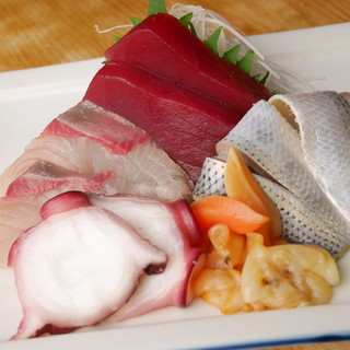 夜は寿司居酒屋に！新鮮な魚を扱ってるからこそ味わえる肴