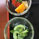 Cafe茶々 - 上が夏野菜の揚げマリネ 下が謎の胡瓜 笑