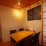 OHANAかふぇ - お店内観（テーブル①）