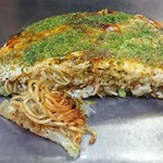 Okonomiyaki Hiroshi Chan - そば肉玉チーズの断面(о´∀`о)