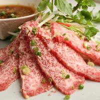 冷たい牛肉の刺身