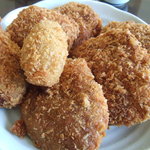 丸幸精肉店 - 右手前が松阪牛メンチカツ200円