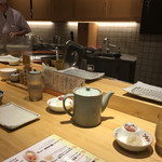 天ぷら定食 まきの - カウンター席と厨房の様子
