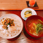 蔵精 - トウモロコシとお焦げのご飯。
シソの香り。

具沢山のお味噌汁。