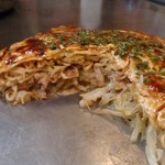 Hiroshima Okonomiyaki Dokkoi - 広島お好み焼き肉玉（そば）864円　断面