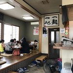 青竹手打ラーメン 日向屋 - 店内は勿論満席