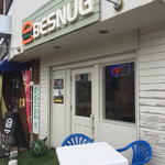 BESNUG - 入り口。店先にもテーブル席があります