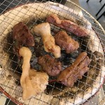 秩父屋 - カシラ、生ホルモン、豚ハラミ