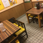 林家 - カウンターテーブルの奥のテーブル席