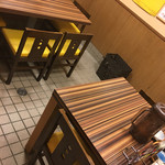 林家 - カウンターテーブルの奥のテーブル席