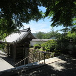 比良山荘 - 三千院 御殿門内側から