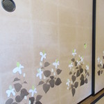 比良山荘 - 襖の絵に四季を感じる、どくだみと蛍