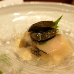 鮨 おさむ - 蒸し黒鮑に肝の醤油漬け