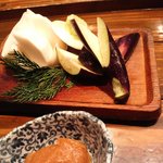 ばってん茄子とヤーコン。生で、味噌（海栗を混ぜてあるそうだ）をつけてシャキシャキ食べる。絶品。