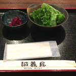 炭火焼やきとん 焼鳥 誠義屋 - サラダ＆お新香