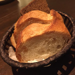 クナイペ ゲンゲンバッハ - 食べ放題のブルーデルのパン