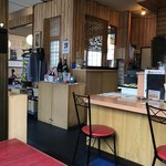 山海亭 - テーブル席、小上がり席、カウンター席ございます店内です。