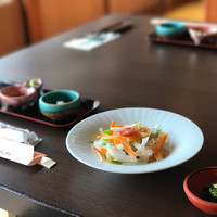 上杉伯爵邸 - サラダとお新香(おみ漬け)とステーキ用調味料